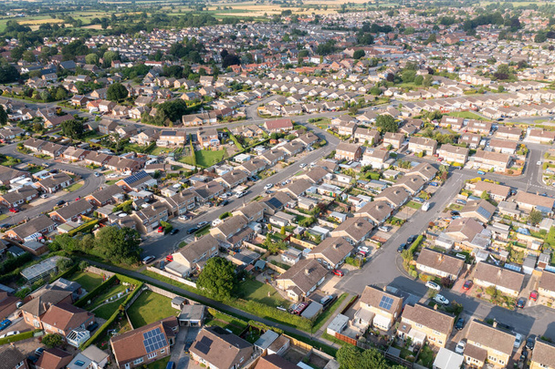 Foto aerea della città di Huntington a York nel Regno Unito che mostra residenze residenziali britanniche e file di bungalow semi-indipendenti in città in una giornata estiva soleggiata - Foto, immagini