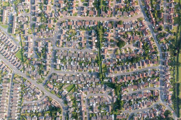 Безпосередньо вниз аерознімок міста Гантінгтон у Великій Британії показує житлові будинки та ряди напівізольованих бунгало в місті в сонячний літній день. - Фото, зображення