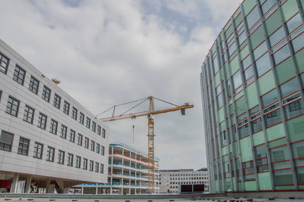 Crane In Between Two Buildings At The Bijlmer Amsterdam Nizozemsko 2018 - Fotografie, Obrázek