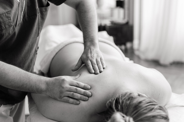 Jeune femme grosse obtenir un traitement de massage dans une armoire de spa de jour. - Photo, image