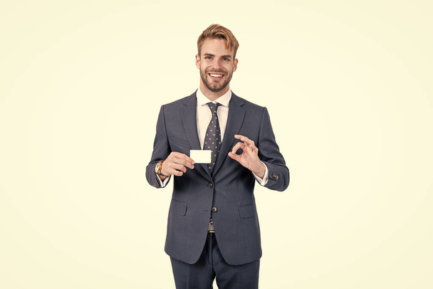businessman man showing empty credit or debit business card with ok gesture, copy space, business. - Foto, afbeelding