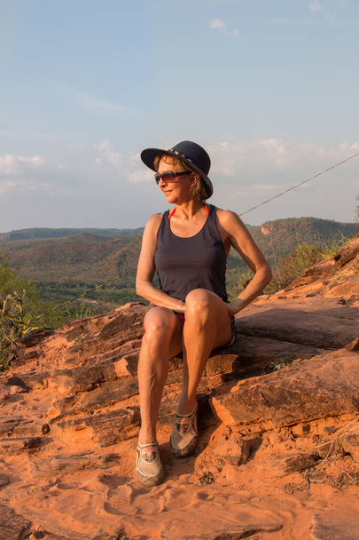 ブラジルのマラナオにあるチャパダ・ダ・メサスの女性は、太陽が赤い岩を打つように日没時に - 写真・画像