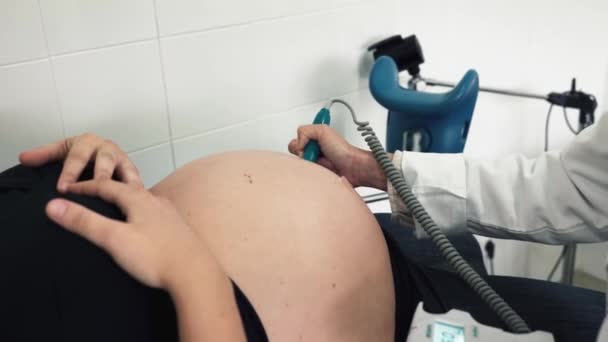 Беременная женщина на УТЛТРАСОНОграфическом обследовании в больнице - Кадры, видео