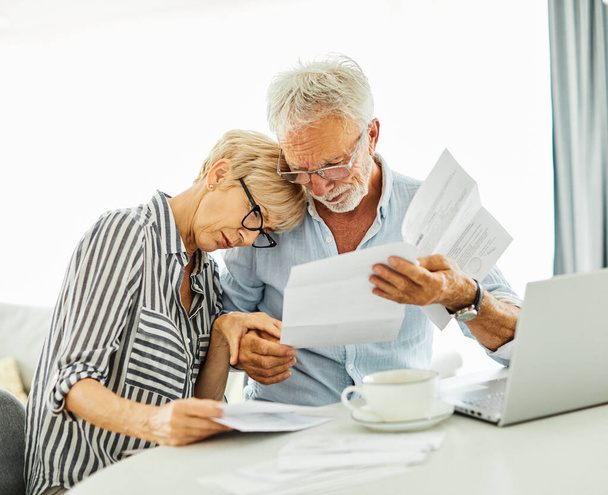 casal sênior mulher homem conta finanças orçamento fiscal calculadora papel documento aposentadoria papelada laptop - Foto, Imagem