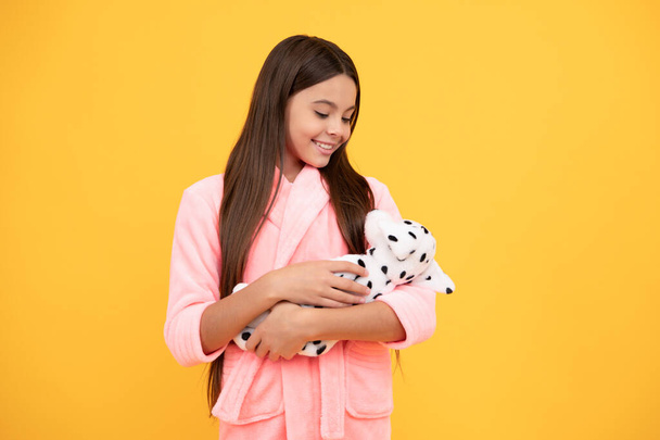 šťastný teen dívka v domácnosti froté župan s hračkou, péče - Fotografie, Obrázek