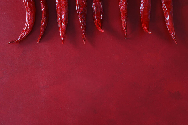 chiles frescos sobre fondo rojo, chiles rojos maduros. Vista superior. Cocina Mexicana. Espacio libre para texto - Foto, Imagen