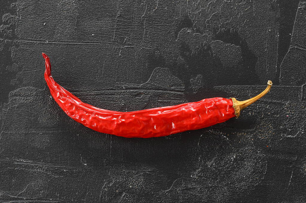  čerstvé chilli papričky na černém pozadí, zralé červené chilli papričky. Horní pohled. Mexická kuchyně. Volné místo pro text - Fotografie, Obrázek