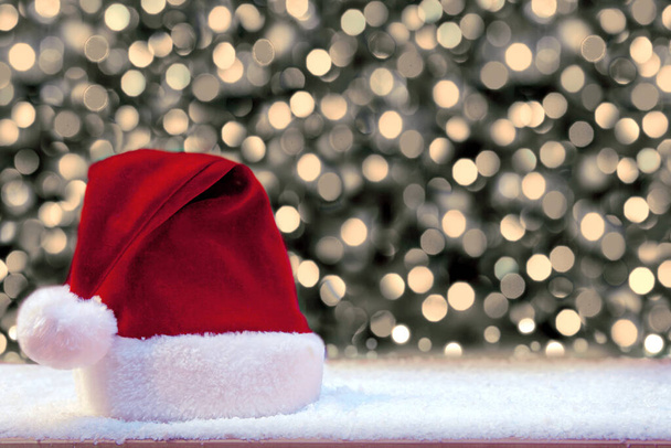 Cappello Babbo Natale rosso e neve bianca. Sfondo di Natale
. - Foto, immagini