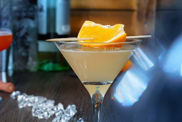 Alcoholic coktail served with orange slice close up - Фото, изображение