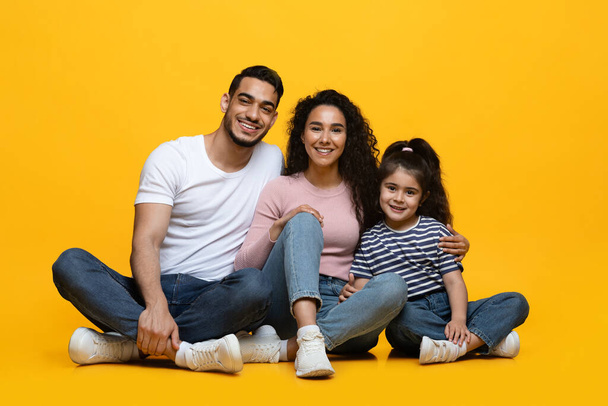 Ritratto di felice giovane famiglia mediorientale di tre con piccola figlia - Foto, immagini