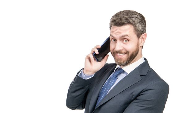 Hombre feliz jefe hablar en el teléfono móvil aislado en el espacio de copia blanca, teléfono celular - Foto, imagen