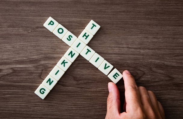 Palavras de conceitos de pensamento positivo coletadas em palavras cruzadas com cubos de madeira - Foto, Imagem
