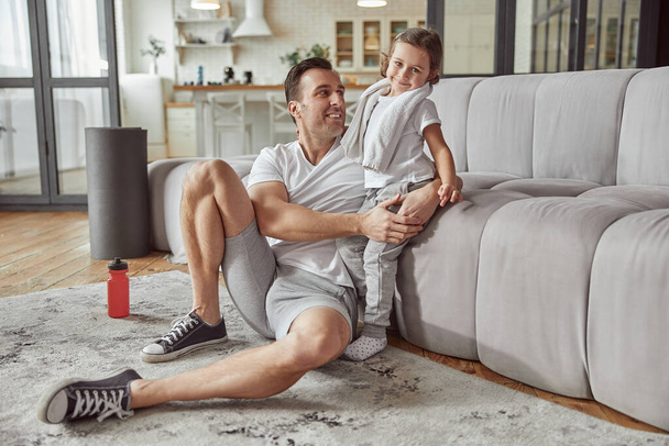 Счастливые отец и дочь проводят время дома - Фото, изображение