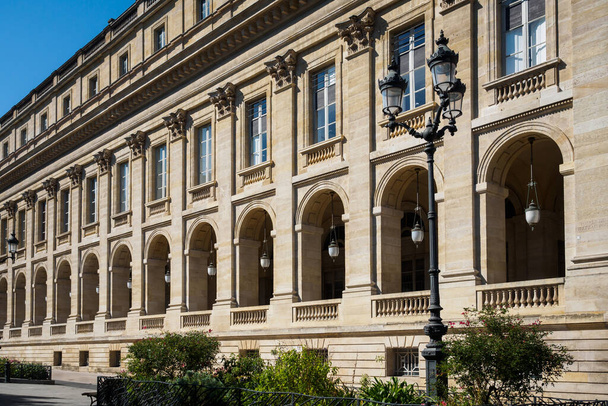 Боковой фасад национального оперного театра Бордо из Кур-дю-Шапо-Руж, Франция - Фото, изображение