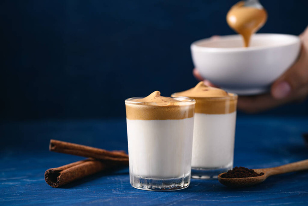 kawa Dalgona, puszysta śmietana biczowanie kawy na zimne lub gorące mleko, koreański styl kawy - Zdjęcie, obraz