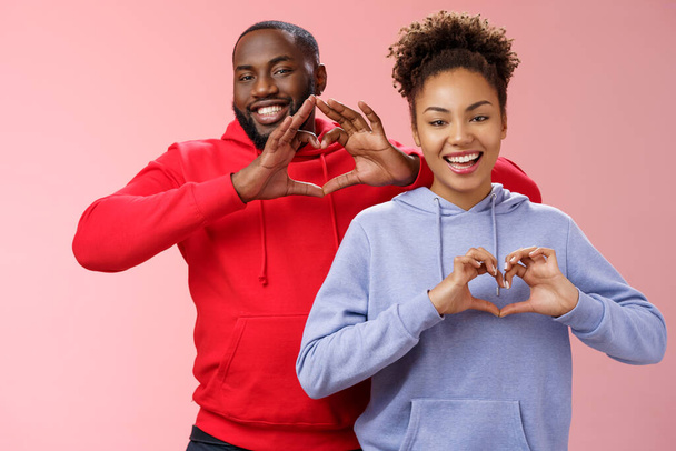Okouzlující radostný starostlivý mladý afroameričan rodina muž žena sourozenci usmívat široce ukázat srdečné gesta zubící se vyjádřit lásku empatie pozitivita, dva věrní přátelé opatrovat přátelství - Fotografie, Obrázek
