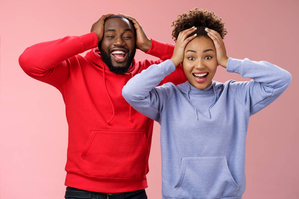 Pas-up šťastný okouzlující překvapený pár africký americká přítelkyně přítel vyhrávat úžasné dárek loterie s úsměvem ne kromě vítězství nemůže uvěřit štěstí s úsměvem drží hlavu v šoku - Fotografie, Obrázek