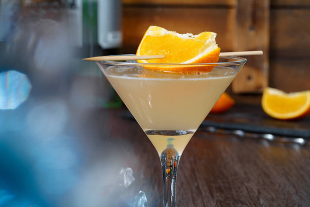 Alcoholic coktail served with orange slice close up - Foto, Imagen