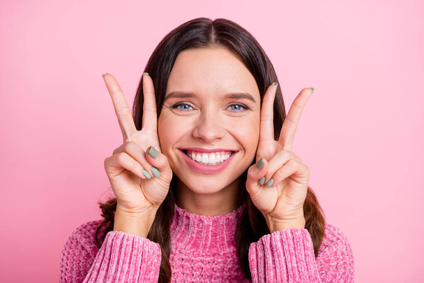 Close-up portrait of attractive cheerful wavy-haired girl showing double v-sign isolated over pink pastel color background - Foto, imagen