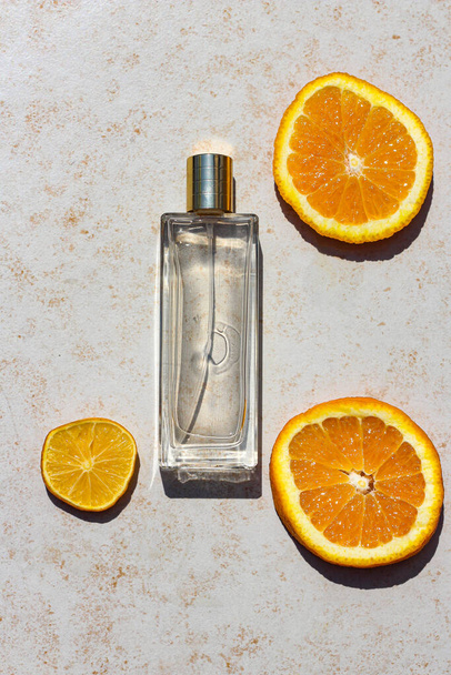 Composición transparente del frasco de perfume con cítricos - Foto, Imagen