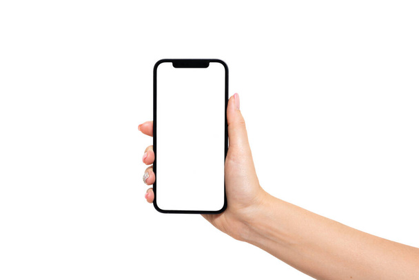 Женщина держит смартфон с чистым экраном на белом фоне. Телефонный макет - Фото, изображение