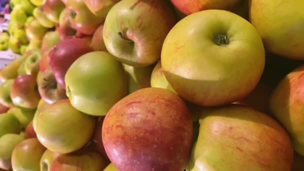 El aspecto de las manzanas frescas dentro del supermercado - Imágenes, Vídeo