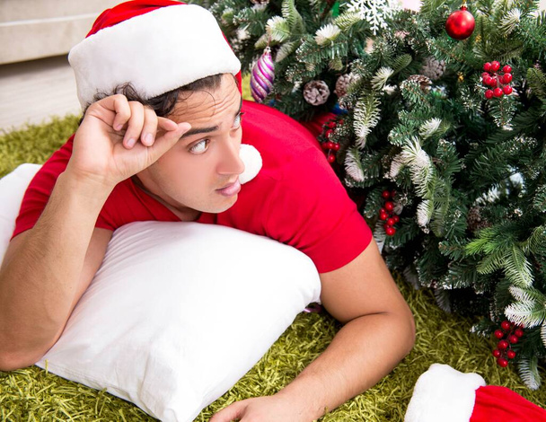 Fiatal férfi részeg otthon a karácsonyi buli után - Fotó, kép