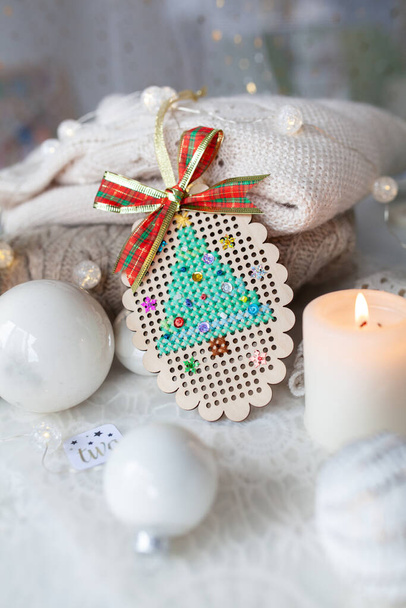 Beautiful winter decor for the new year. Christmas tree embroidery on a wooden base - Foto, Imagem