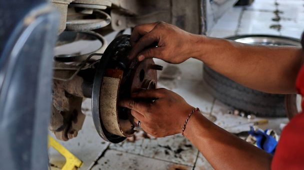 el proceso de cambio de neumáticos nuevos, reparación de frenos de coche en el garaje - Foto, Imagen