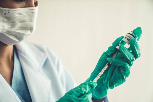 Профессиональный врач подготовит вакцину перед инъекцией - Фото, изображение