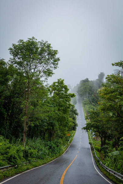 Sky Road strada per il mondo nebbioso sullo sfondo di 1715 strada, Nan, Thiland con piena di nebbia nebbia durante la stagione delle piogge. - Foto, immagini