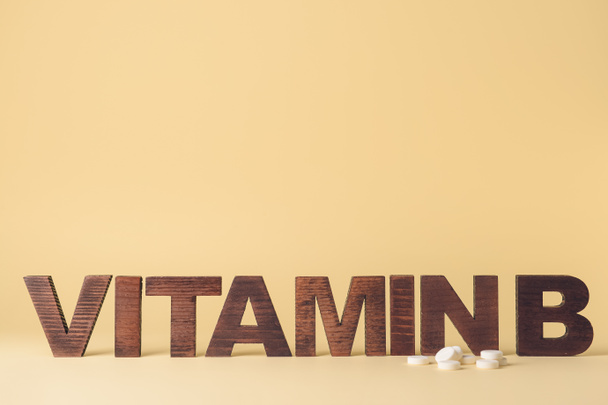 Text VITAMIN B mit Pillen auf farbigem Hintergrund - Foto, Bild