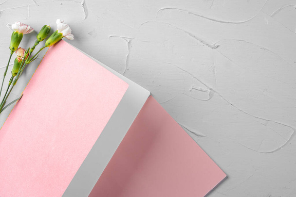 Top näkymä vaaleanpunainen paperi kirjeen ja kukkia kopioi tilaa - Valokuva, kuva