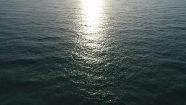 Niesamowite chmury nad morzem Timelapse, Zachód lub wschód słońca Płonące złote niebo i błyszczące złote fale Piękne odbicie światła na powierzchni morza Niesamowity krajobraz Zdjęcia 4K Czas Lapse majestatyczne światło niebo - Materiał filmowy, wideo
