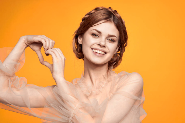 portret van een vrouw gebaar handen cosmetica mode kapsel poseren geïsoleerde achtergrond - Foto, afbeelding