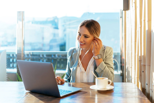 Content businesswoman having video call on laptop - Foto, immagini