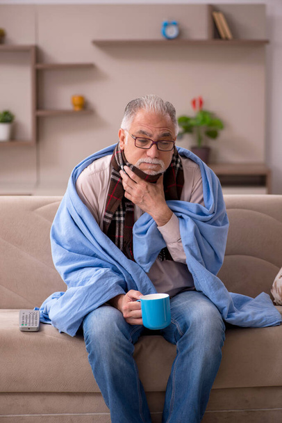 Old man suffering at home - Foto, Imagem