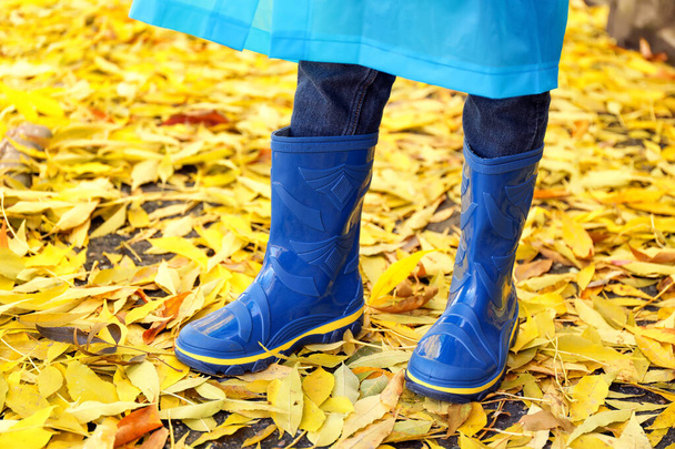 Dziecko w gumowych butach na świeżym powietrzu jesienią - Zdjęcie, obraz