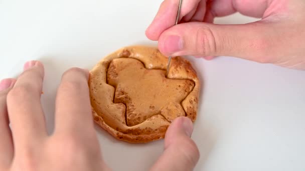 Pánské ruce detailní up scratch hnědý cukr karamelový bonbón - Záběry, video