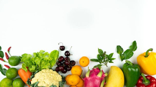 新鮮な果物と野菜。白を基調とした新鮮な有機野菜の平置き - 写真・画像