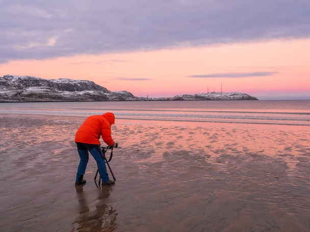 Fotograf kręci wspaniały arktyczny krajobraz zachodu słońca na oceanie arktycznym. - Zdjęcie, obraz