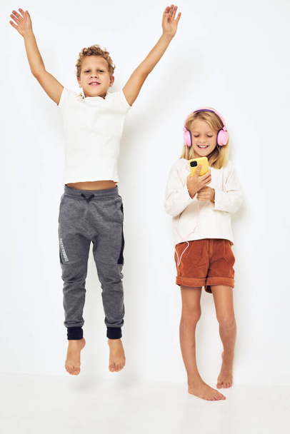 Two preschool children boy and girl take a selfie lifestyle childhood - Foto, immagini