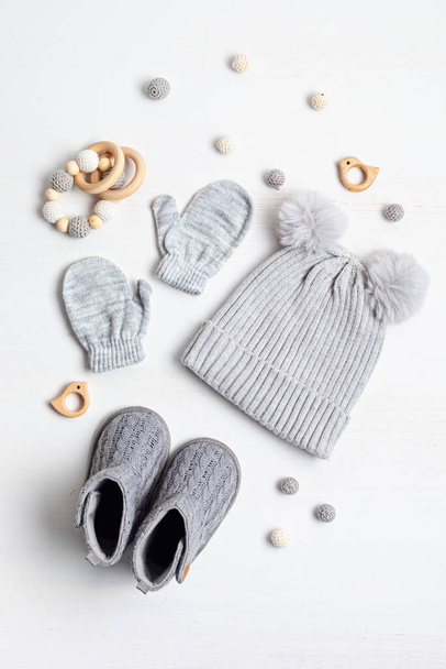 Коллекция милой органической детской одежды и обуви. Теплые шапки, рубашки и сапоги для холодной погоды осенне-зимнего сезона. Новорожденные подарки на Рождество и ребенка, идея пожертвования. - Фото, изображение