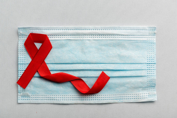 Kırmızı kurdele ve beyaz arka planlı şırınga. HIV AIDS kurdele farkındalığı - Fotoğraf, Görsel