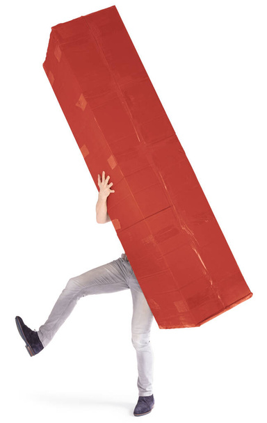 Uomo che trasporta una scatola di cartone rosso di grandi dimensioni, isolato su bianco - Foto, immagini