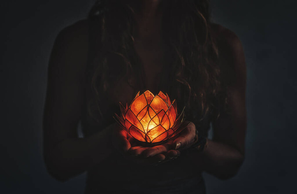 krásná meditující žena s lotosovou svíčkou v ruce. - Fotografie, Obrázek