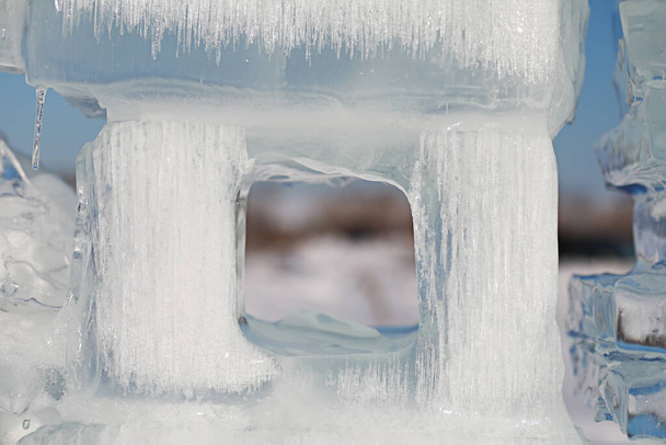Az olvadó jég textúrája egy tavaszi napon a nap alatt. - Fotó, kép