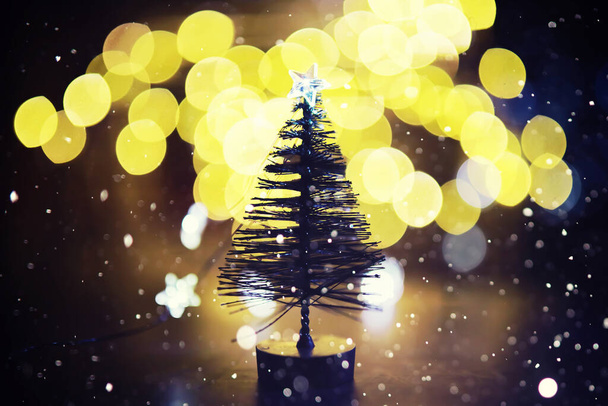 Boże Narodzenie i Nowy Rok wakacje tło przestrzeń kopia. Zimowe tło wakacyjne z zamarzniętą jodłą, błyszczące światła, bokeh - Zdjęcie, obraz