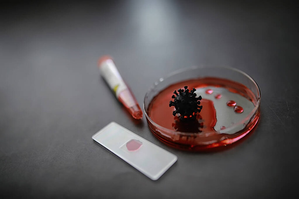 Test tüpü ve test için hasta kanı. Virüs analizi. Coronavirus salgını laboratuvar çalışmaları. Aşı geliştirme. - Fotoğraf, Görsel