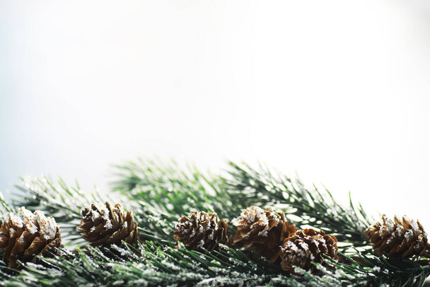 Evergreen ağaç oyuncakları, kar taneleri, küreler ve arka planda köknar dalı, metin için yeri olan Xmas tebrik kartı - Fotoğraf, Görsel